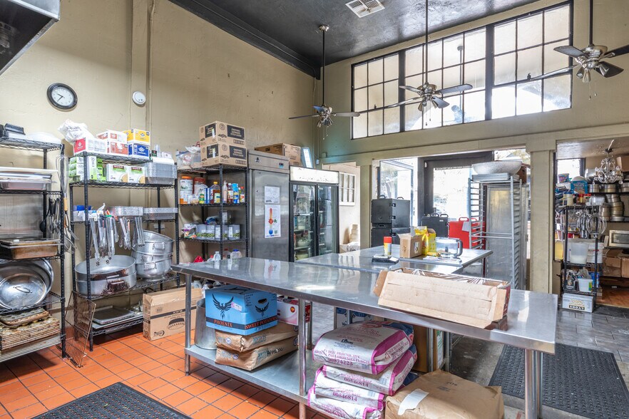 More Photos Of 835-837 Texas St, Fairfield Storefront For Lease