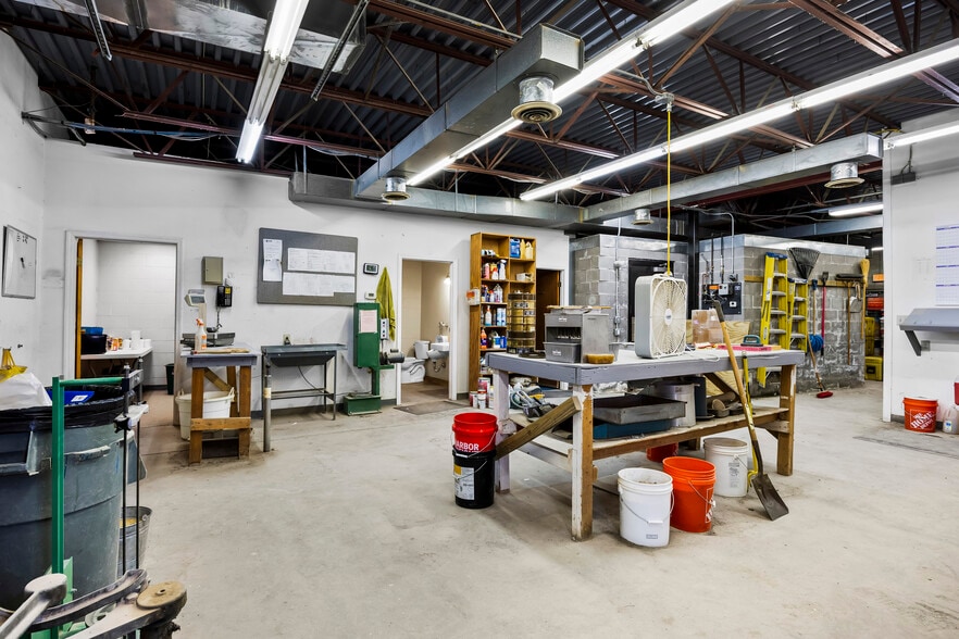 More Photos Of 433 N Pearl St, Albany Warehouse For Sale