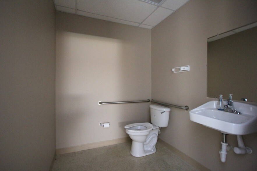 More Photos Of 1097-1131 S Clarke Rd, Ocoee Storefront Retail Office For Lease