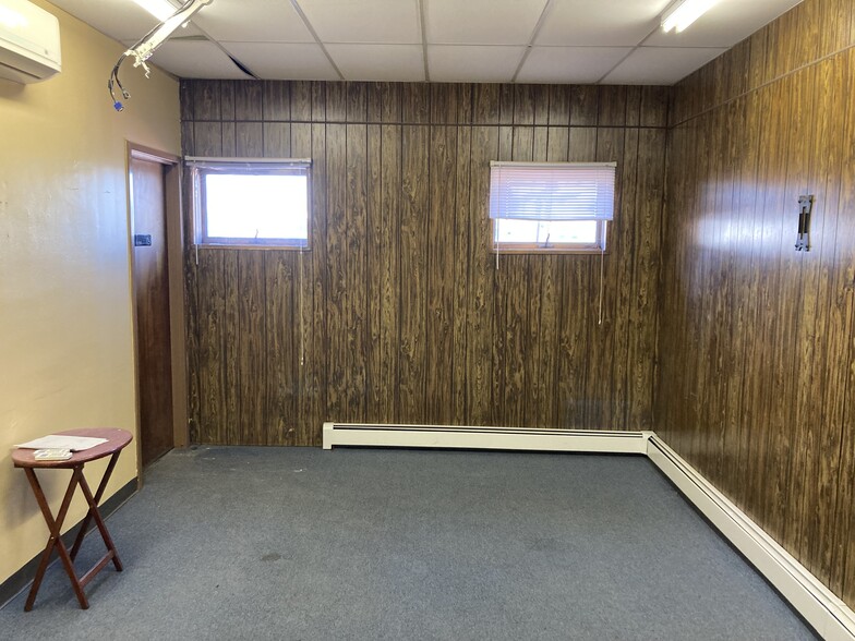 More Photos Of 429-431 Tower Ave, Superior Manufacturing For Sale