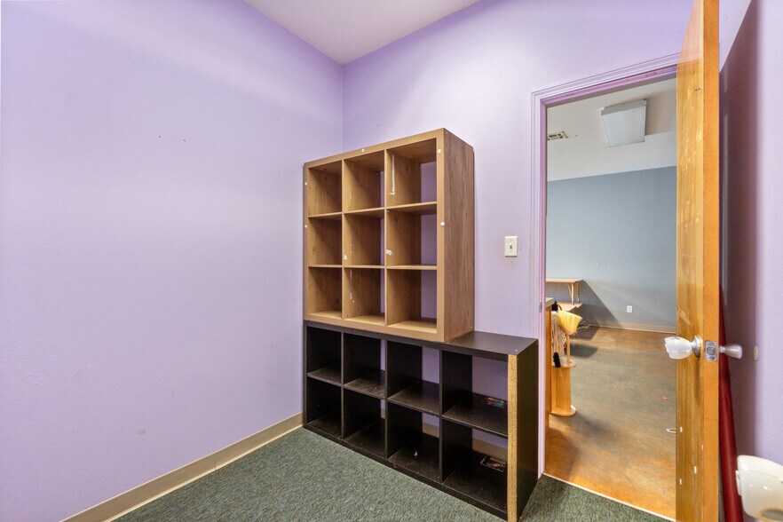 More Photos Of 185 Rebecca St, Gentry Office For Lease