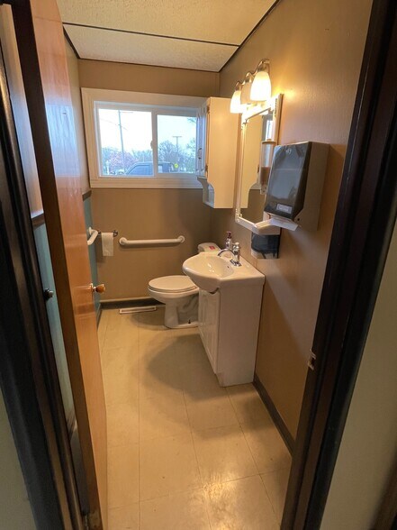 More Photos Of 1741 W Old Ridge Rd, Hobart Storefront Retail Office For Lease