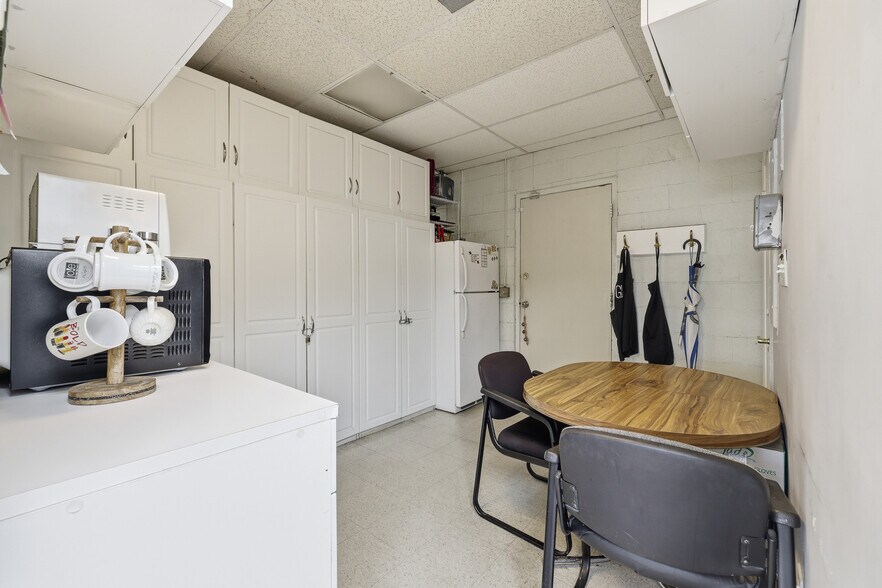 More Photos Of 22718-22742 Roscoe Blvd, West Hills Freestanding For Lease