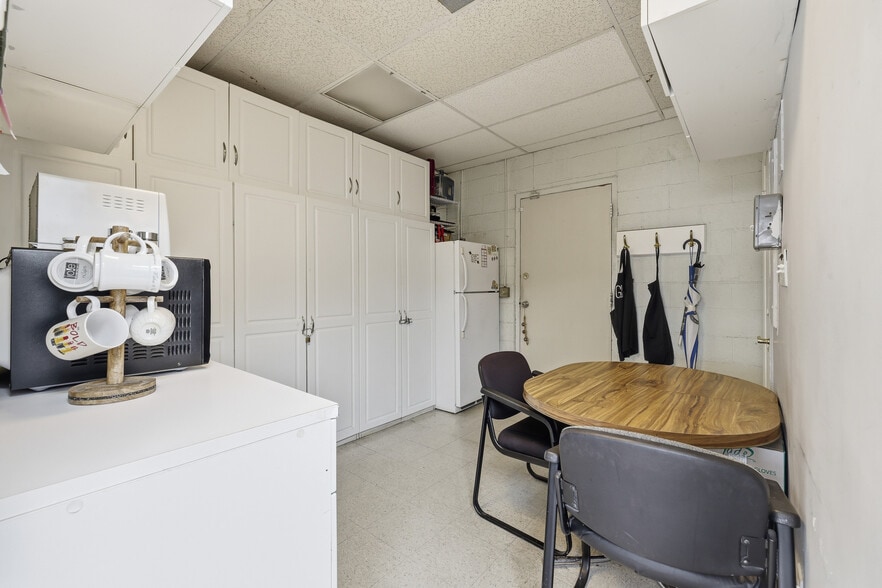 More Photos Of 22720-22742 Roscoe Blvd, West Hills Freestanding For Lease