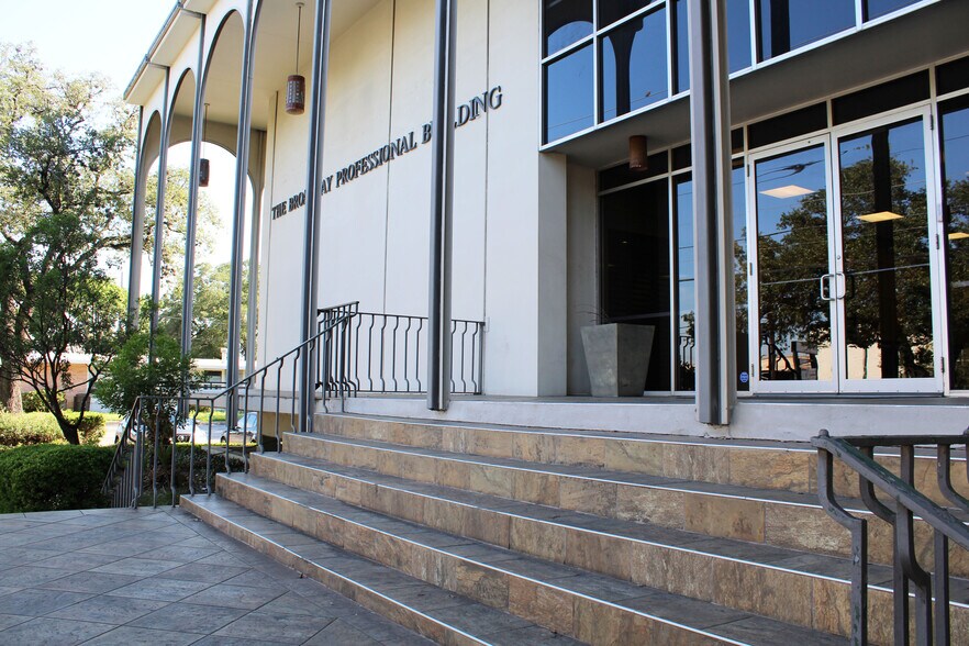 More Photos Of 8100 Broadway St, San Antonio Office For Sale