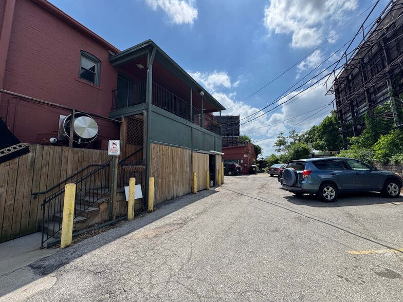More Photos Of 900 Westport Rd, Kansas City Storefront Retail Office For Lease