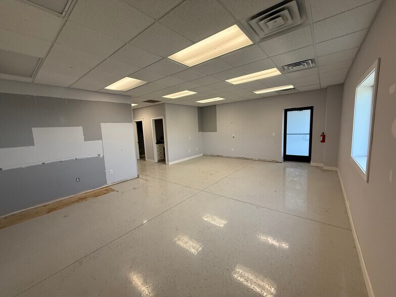 More Photos Of 201 Packer Dr, Roberts Light Manufacturing For Lease