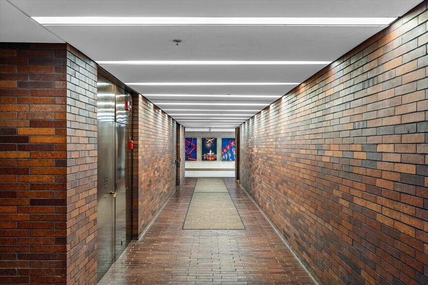 More Photos Of 400 Texas St, Shreveport Office For Sale