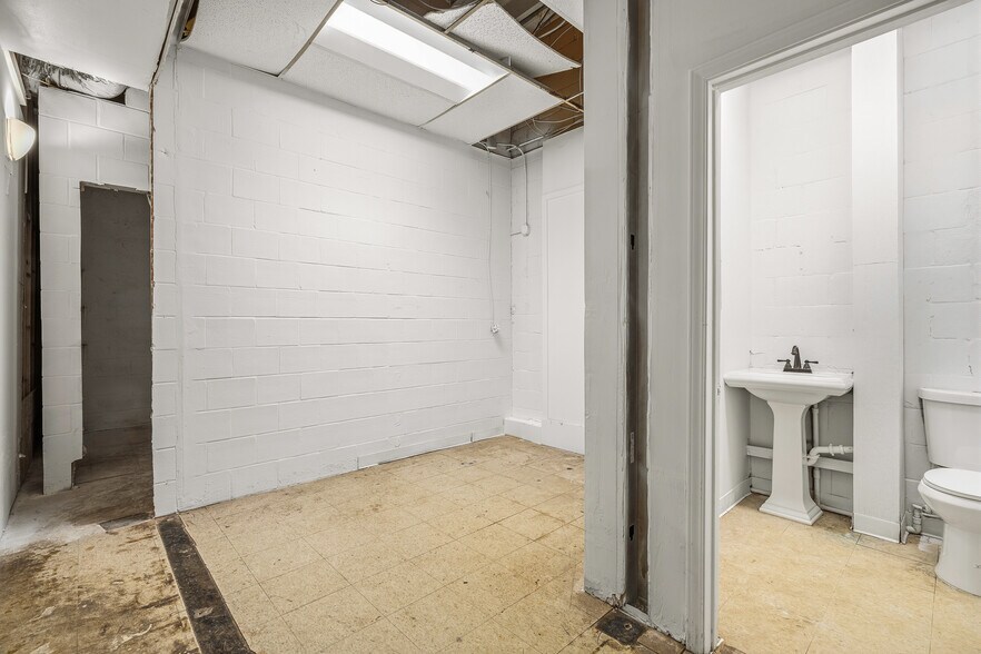 More Photos Of 4424 N Shepherd Dr, Houston Storefront For Lease