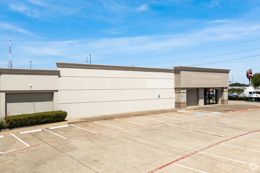 More Photos Of 598 E Round Grove Rd, Lewisville Department Store For Sale