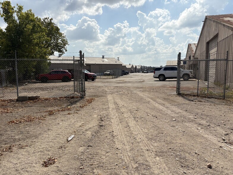 More Photos Of 10612 Hempstead Rd, Houston Unknown For Lease