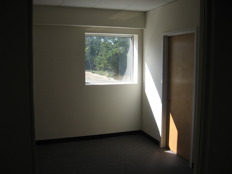 More Photos Of 76 Progress Dr, Stamford Research And Development For Lease