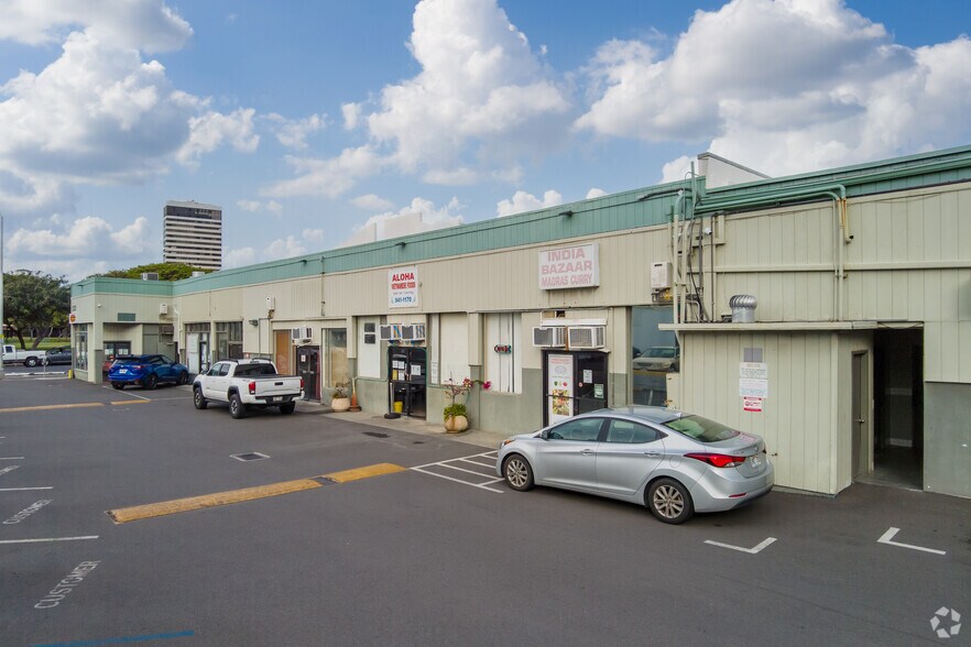 More Photos Of 2320 S King St, Honolulu Storefront For Lease