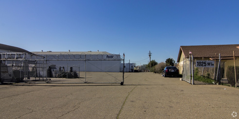 More Photos Of 1025 98th Ave, Oakland Distribution For Sale