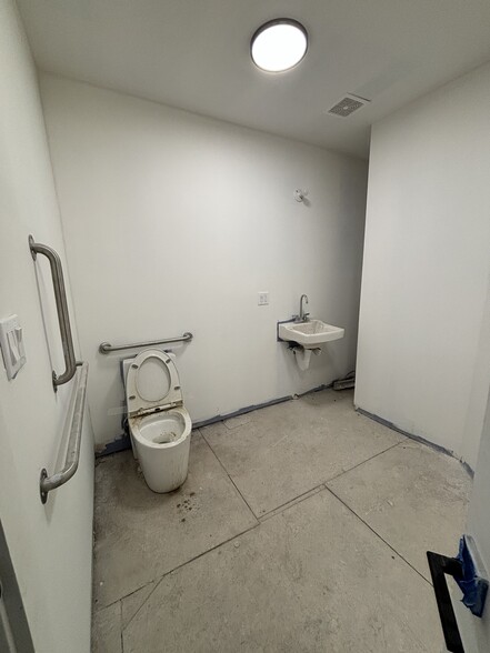 More Photos Of 1317 Myrtle Ave, Brooklyn Showroom For Lease