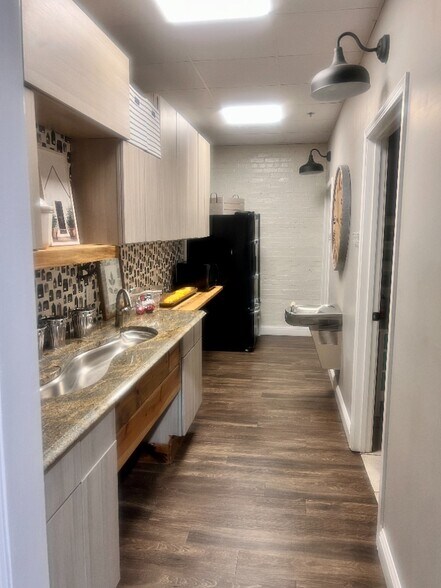 More Photos Of 416 S Glenwood Ave, Dalton Light Manufacturing For Sale