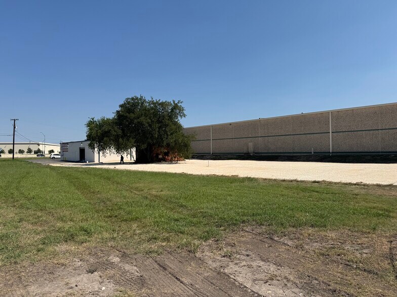 More Photos Of 8539 NE Loop 410, San Antonio Service For Lease