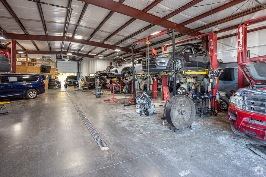 More Photos Of 905 Callahan Dr, Knoxville Auto Repair For Sale