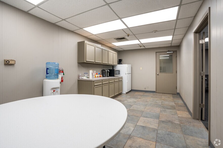 More Photos Of 650 S 23rd St, Beaumont Warehouse For Lease