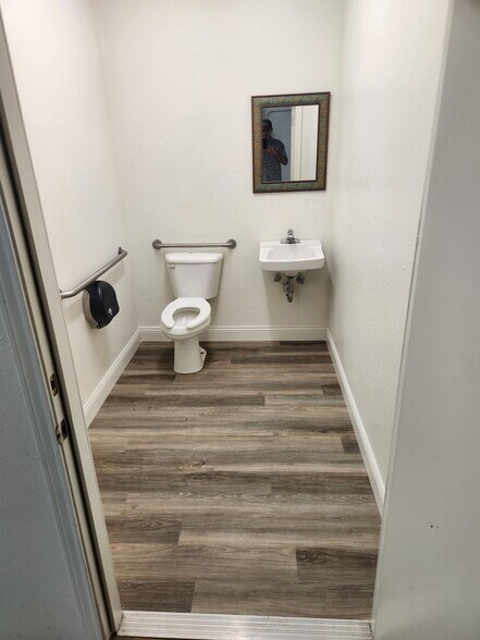 More Photos Of 908 N Twin Creek Dr, Killeen Warehouse For Lease