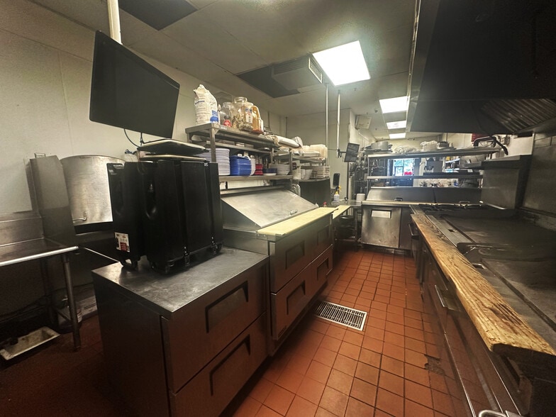 More Photos Of 1695-1699 W San Carlos St, San Jose General Retail For Lease