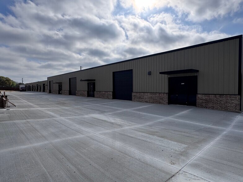More Photos Of 13010 S FM 730, Azle Flex For Lease