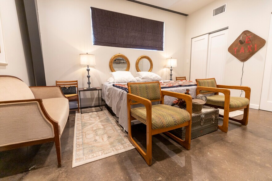 More Photos Of 4770 Iberia Ave, Dallas Showroom For Sale
