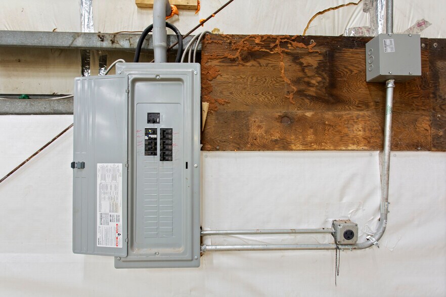 More Photos Of 207 N Kenneth St, Walhalla Warehouse For Lease