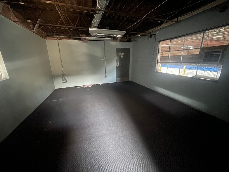 More Photos Of 9129 Euclid Ave, Manassas Warehouse For Lease