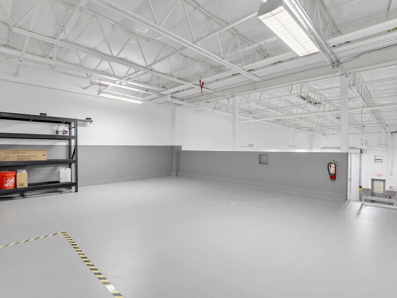 More Photos Of 8801 Business Park Dr, Fort Myers Warehouse For Lease