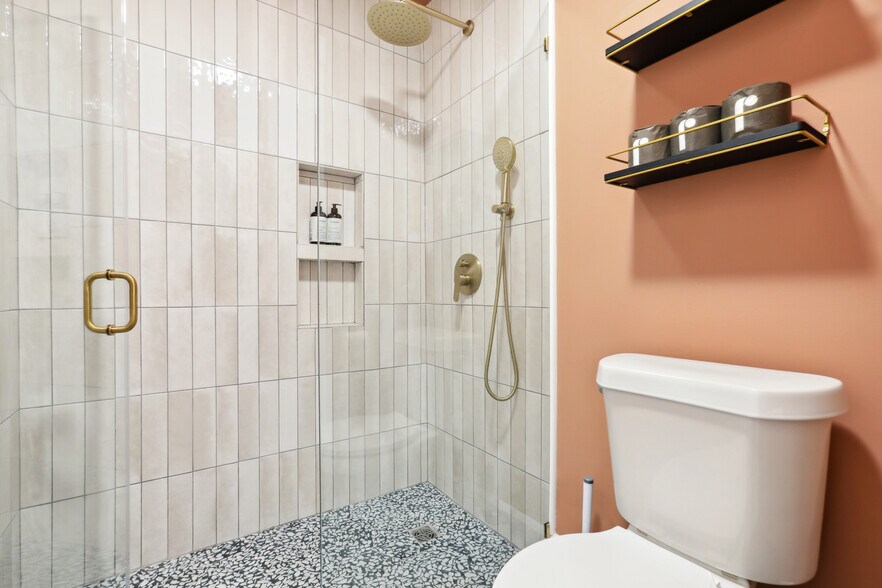 More Photos Of 4 Depot st, Elgin Hotel For Sale
