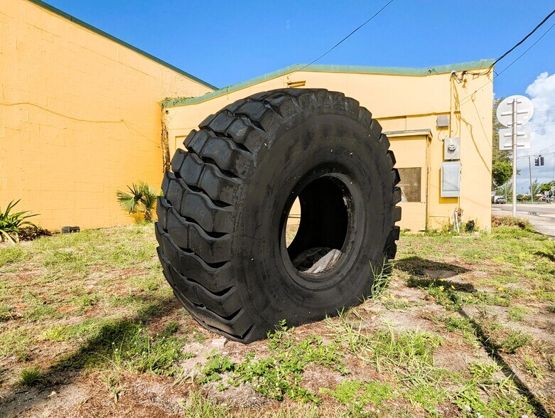 More Photos Of 900 25th St, West Palm Beach Auto Repair For Lease