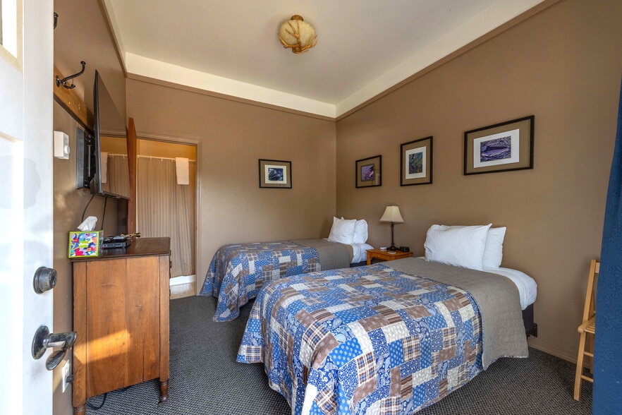 More Photos Of 210 Hartman Ave, Maupin Hotel For Sale