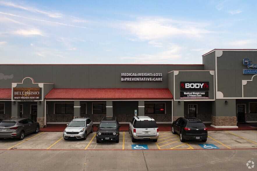 More Photos Of 117-133 W Parkwood Ave, Friendswood Storefront For Lease