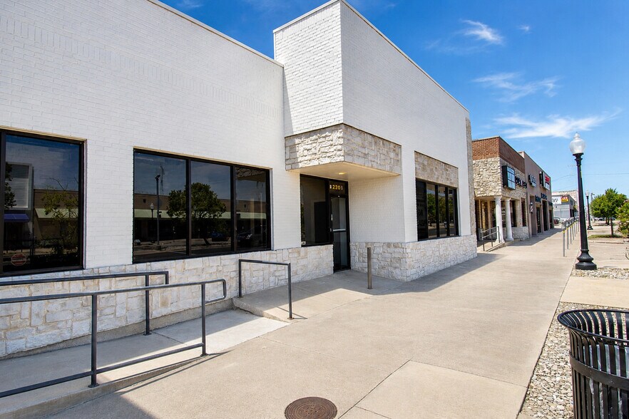 More Photos Of 220 W Jefferson Blvd, Dallas Storefront Retail Office For Lease
