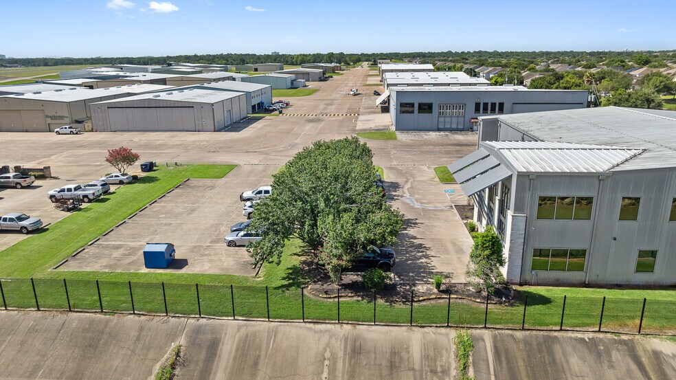 More Photos Of 18000 Groeschke Rd, Houston Airplane Hangar For Lease
