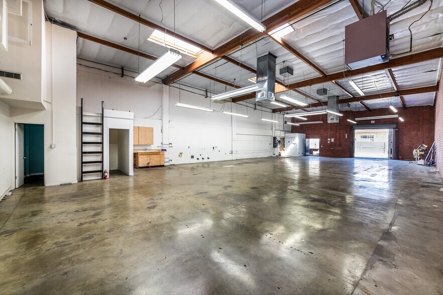 More Photos Of 5719 W Adams Blvd, Los Angeles Warehouse For Lease