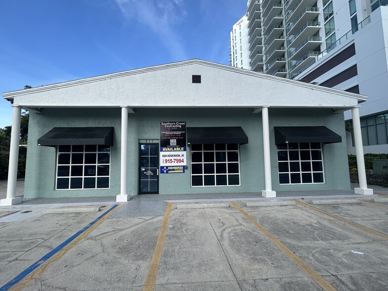 Primary Photo Of 211 N Tamiami Trl, Sarasota General Retail For Lease