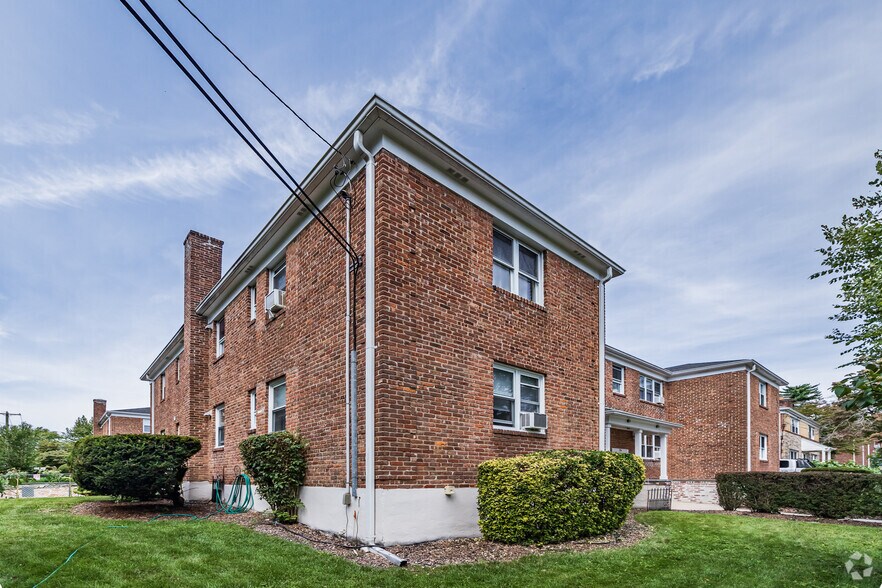 More Photos Of 28 Linden St, Great Neck Apartments For Sale