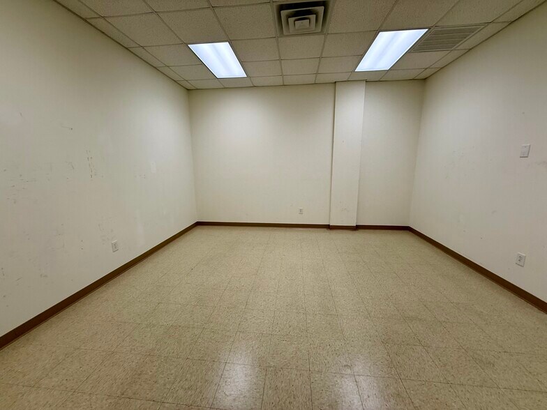 More Photos Of 207 Airport Rd, Fayetteville Light Manufacturing For Lease