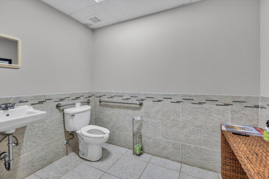 More Photos Of 2488 Montauk Hwy, Bridgehampton Freestanding For Lease