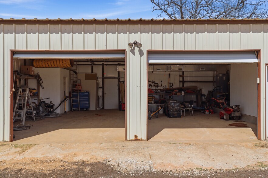 More Photos Of 15401 S Peebly Rd, Newalla Warehouse For Lease