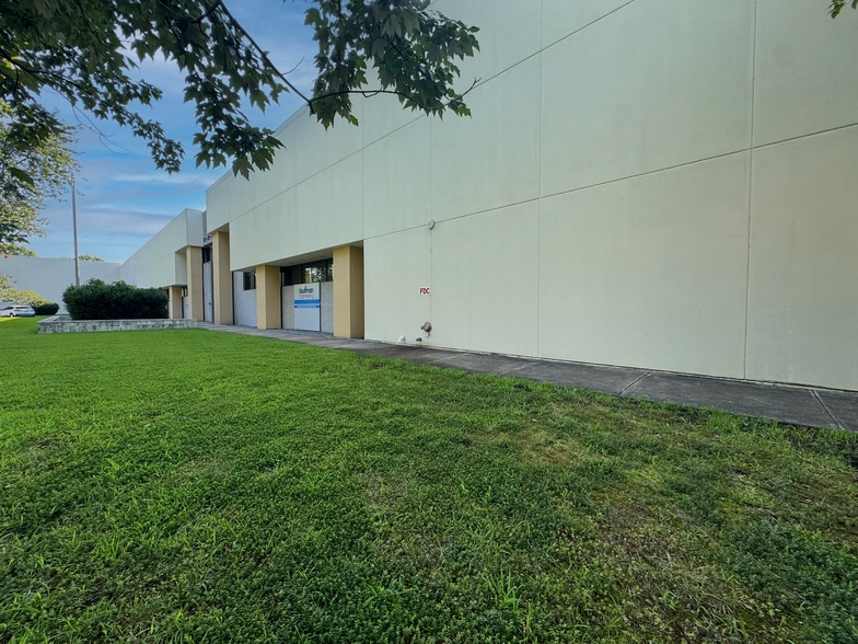 More Photos Of 889 Seahawk Cir, Virginia Beach Manufacturing For Lease