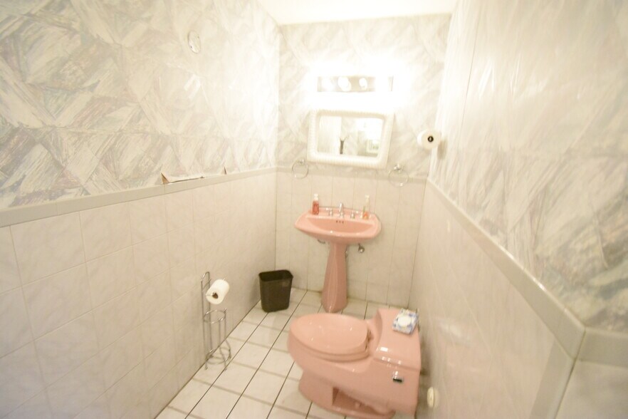 More Photos Of 630 Kentucky St, South Houston Office For Sale