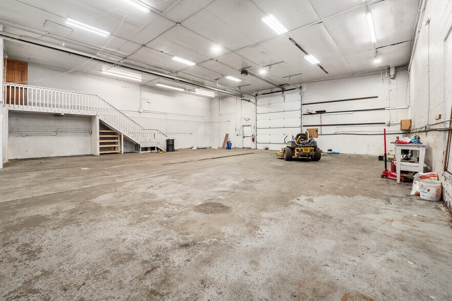 More Photos Of 127 Basin St, Hebron Warehouse For Lease