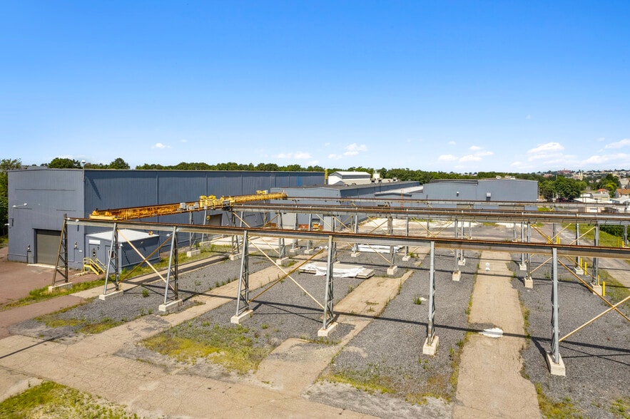 More Photos Of 101 Carleton Ave, Hazleton Manufacturing For Sale