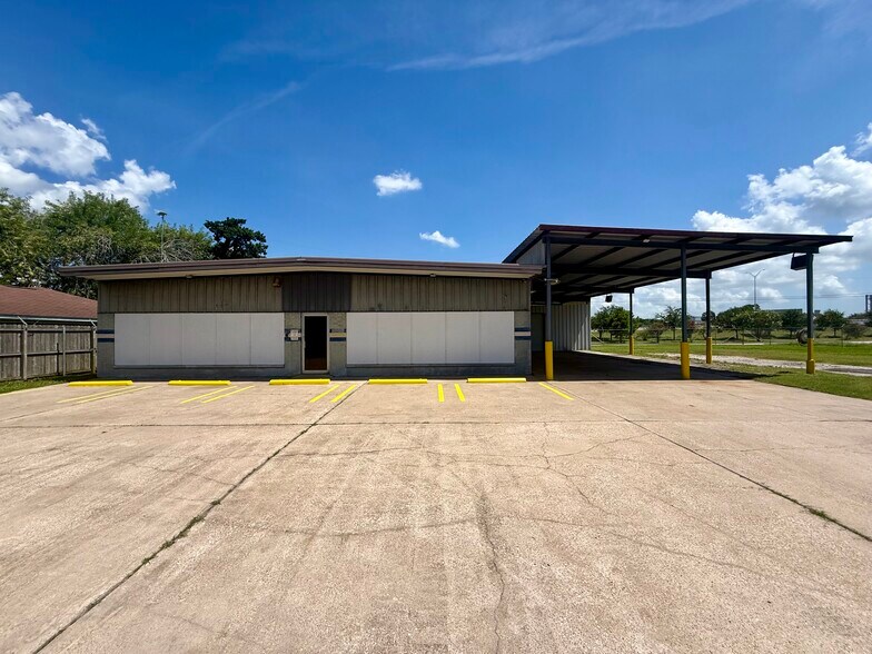 More Photos Of 204 Schilling St, Baytown Warehouse For Sale