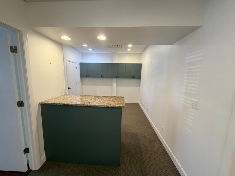 More Photos Of 42 Barkley Cir, Fort Myers Medical For Lease
