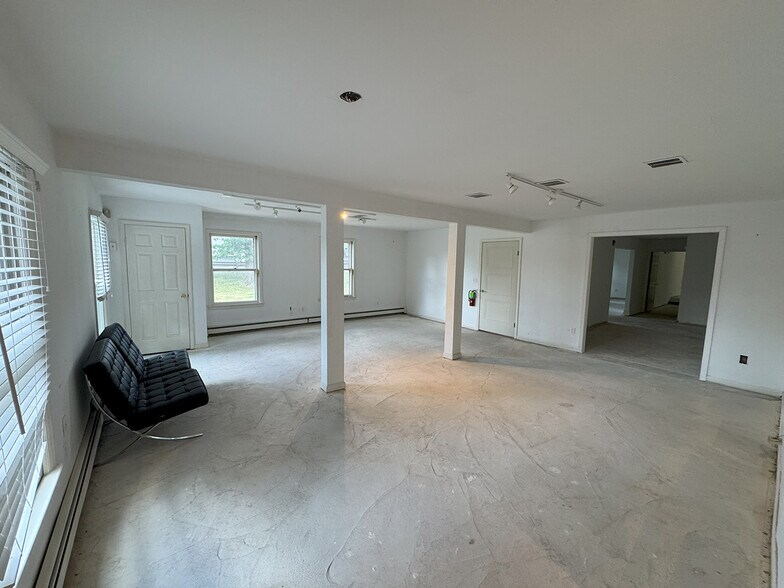 More Photos Of 584 State Rt 17, Ridgewood Office Residential For Lease