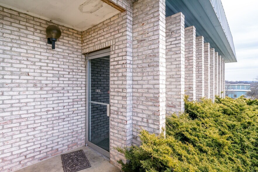 More Photos Of 52 Mid Valley Ln, Verona Warehouse For Lease